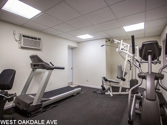 5th image of 527 W Oakdale Ave #1402