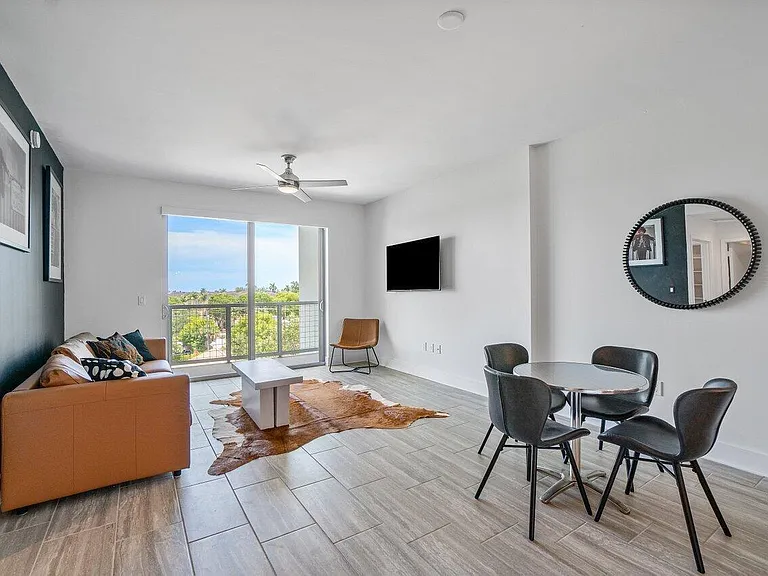 236 SE 5th Ave #303 — Photo 7
