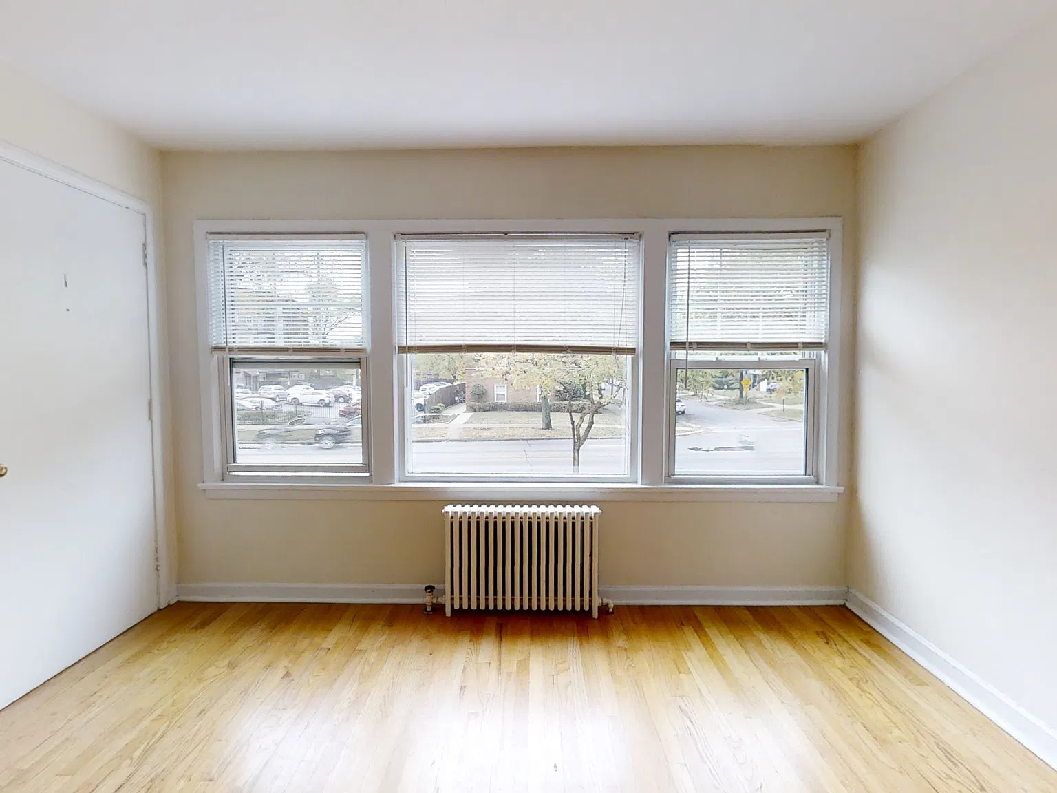 Rarely Available, Spacious 1 Bedroom in Convenient Evanston Location! — Photo 2