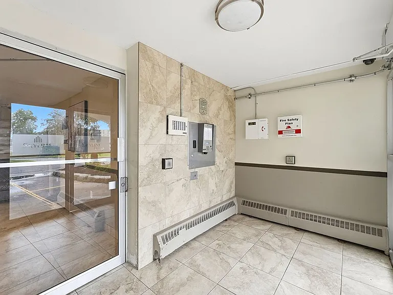 185 Berkshire Dr — Photo 4