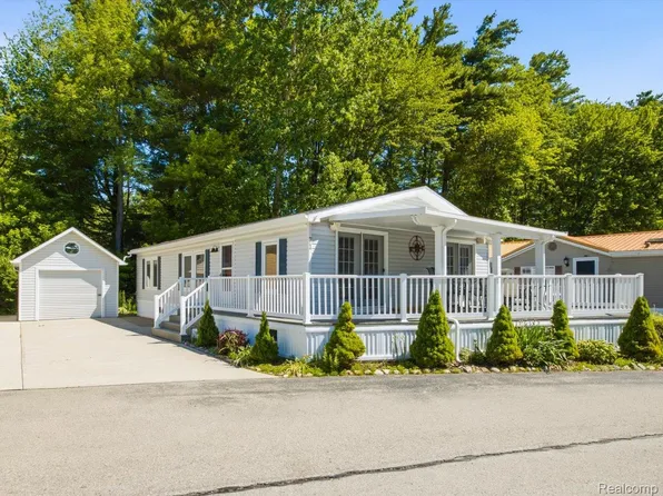 2545 Lakeshore Rd, Applegate, MI 48401