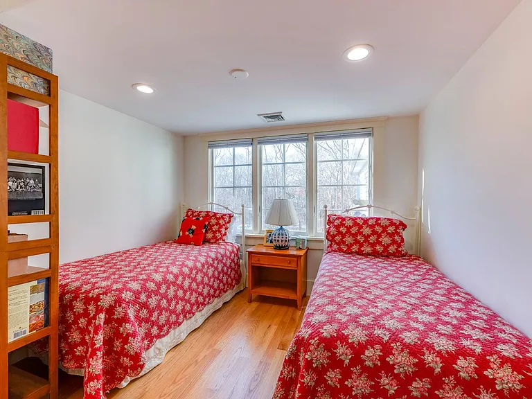 22 Wolf Swamp Ln — Photo 17