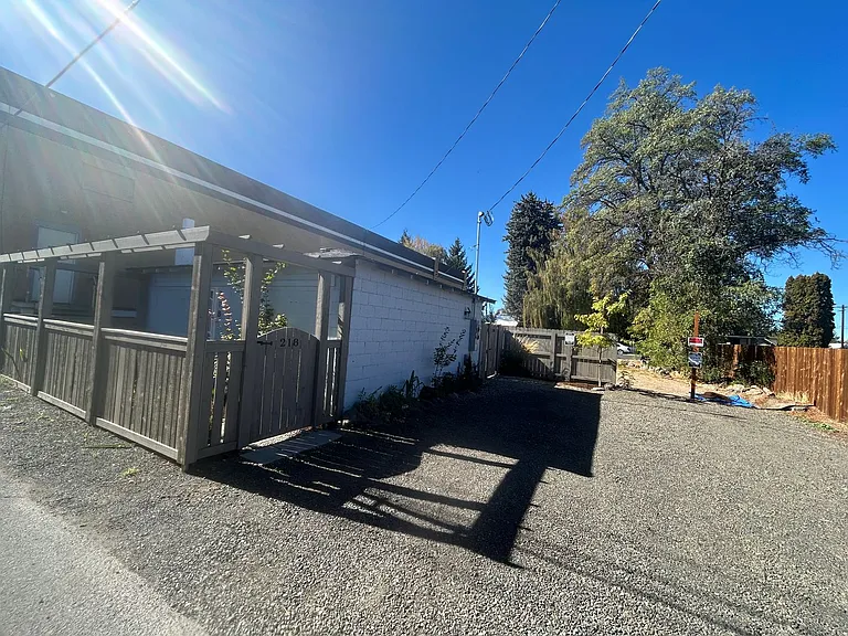 218 SW 7th St — Photo 2