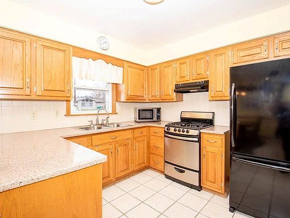 5th image of 2358 Breezewood Dr