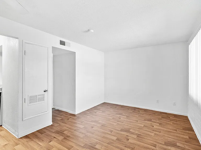 Bella Vista Apartments — Photo 6