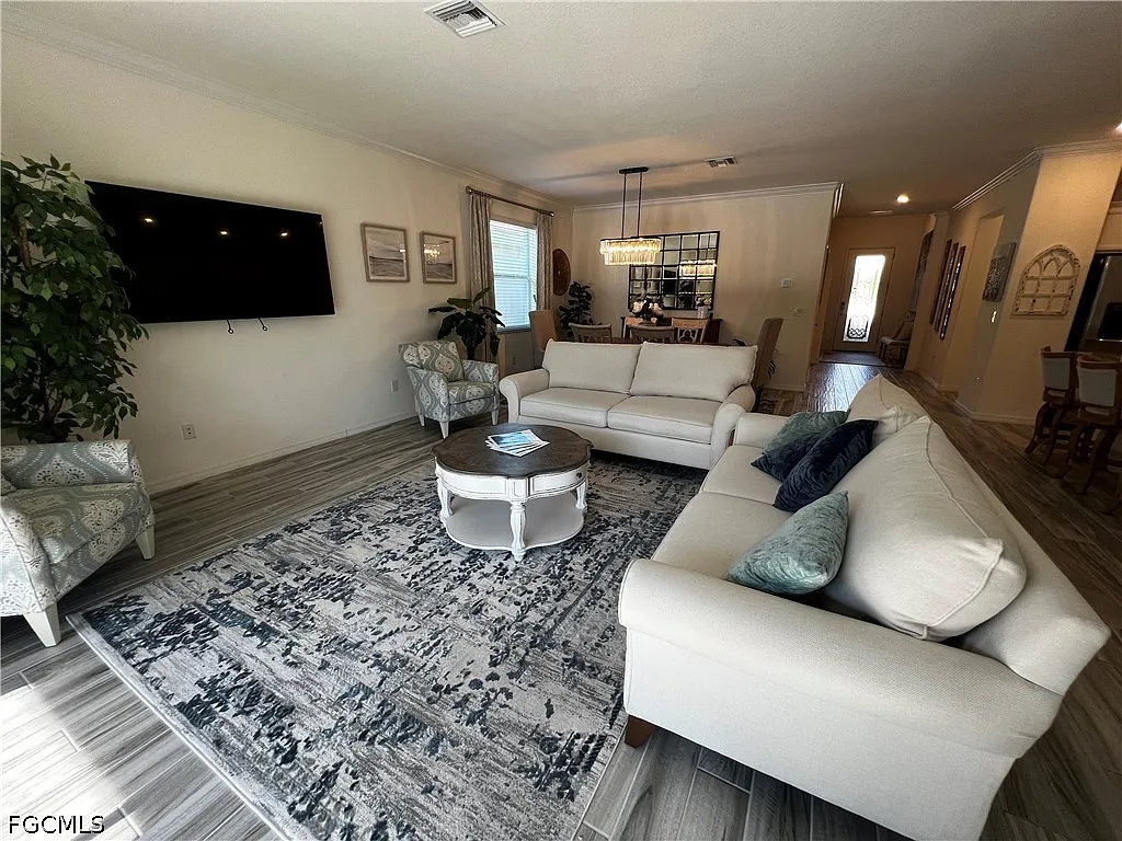 4 bed, 3.0 bath, 2032 sqft, $7,500 — Photo 2