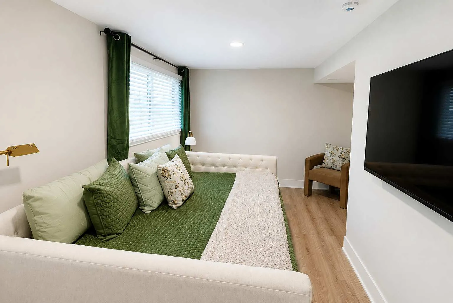 5 bed, 986 sqft, $8,100 — Photo 1