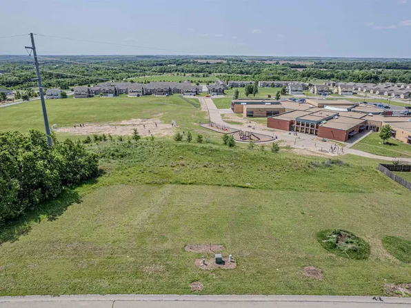 2713 Elm Creek Dr, Junction City, KS 66441