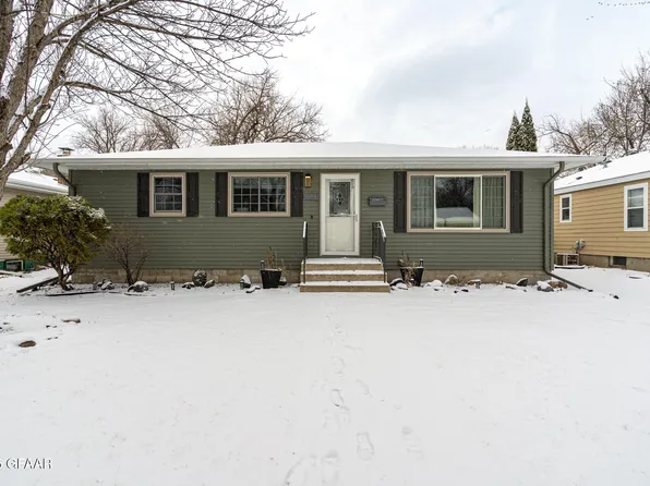 1719 9th Ave N, Grand Forks, ND 58203