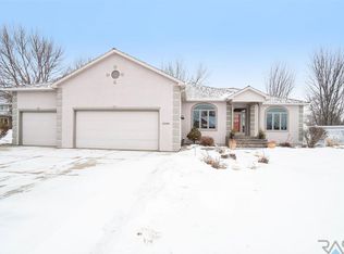 5200 S Sawgrass Cir, Sioux Falls, SD 57108