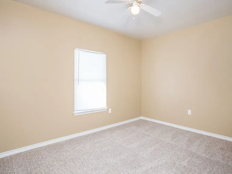 Lago Vista Apartments — Photo 26
