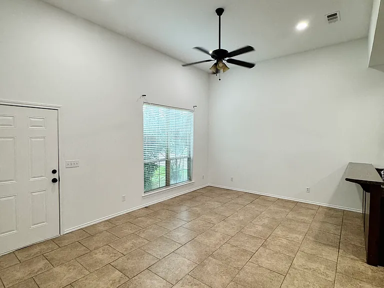 105 W Fairview St #4 — Photo 10