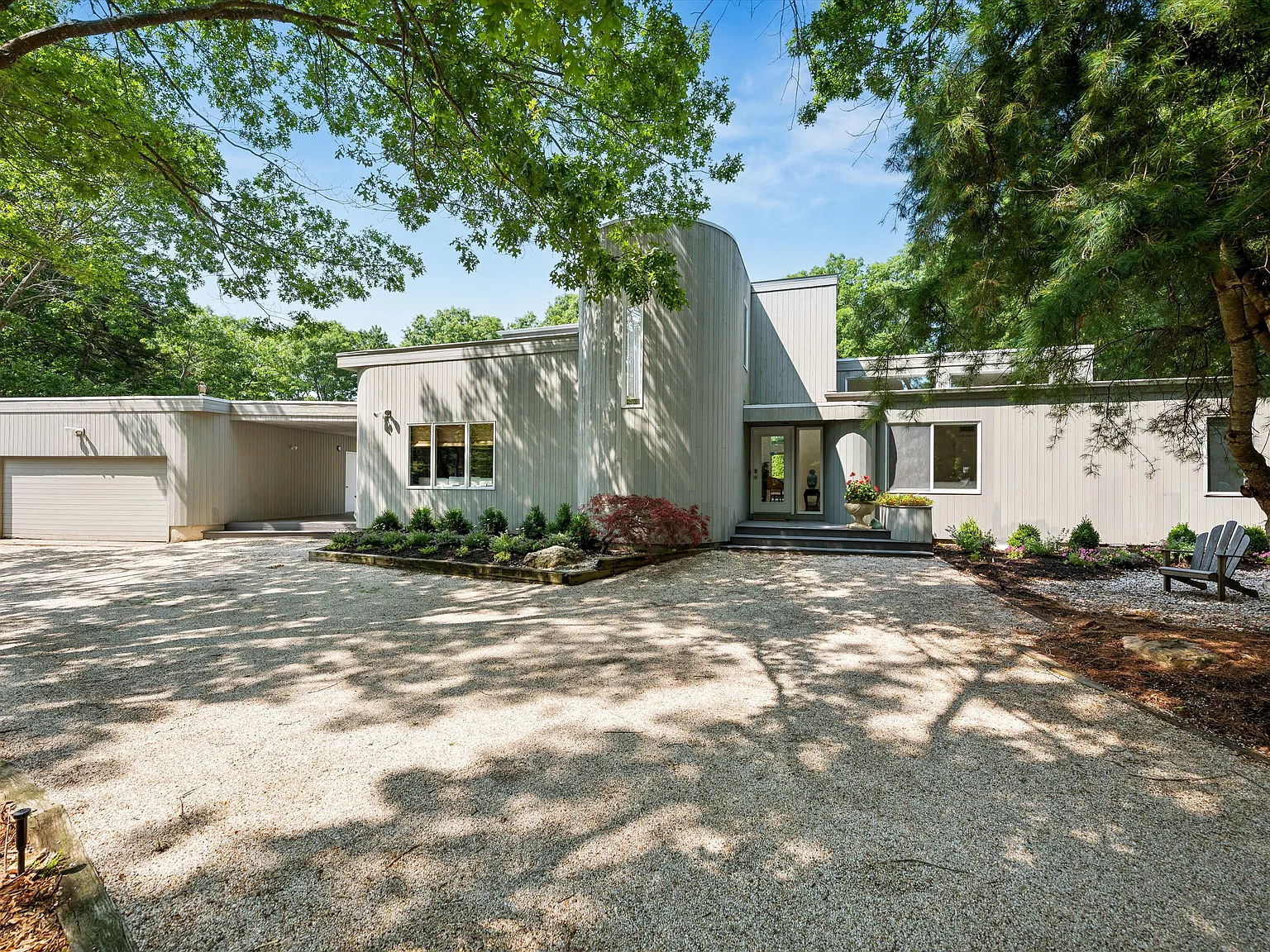 Contemporary Quogue Retreat with Pool and Tennis — Photo 2