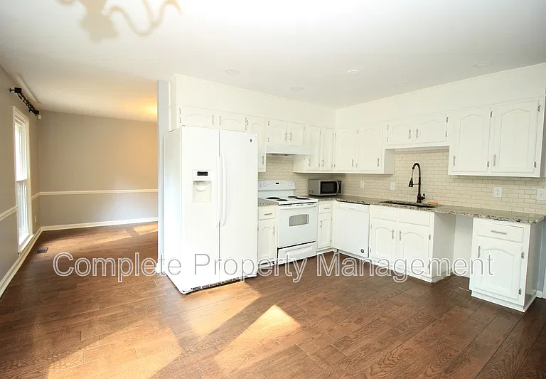 604 Farr Cir — Photo 5