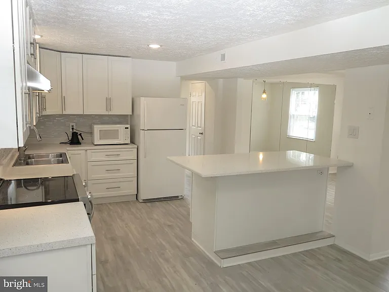 8406 Woodford Ct — Photo 5