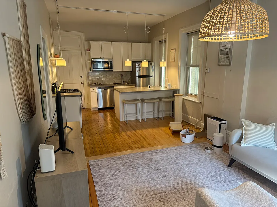 LR towards Kitchen