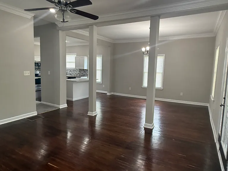907 Crew St SW — Photo 5