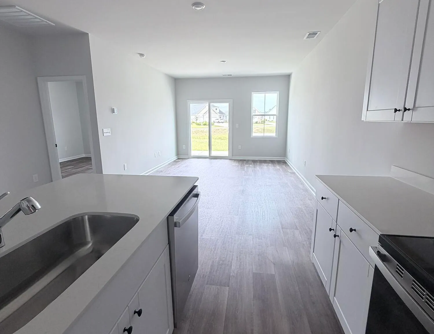 3 bed, 3.0 bath, 1437 sqft, $2,150 — Photo 2