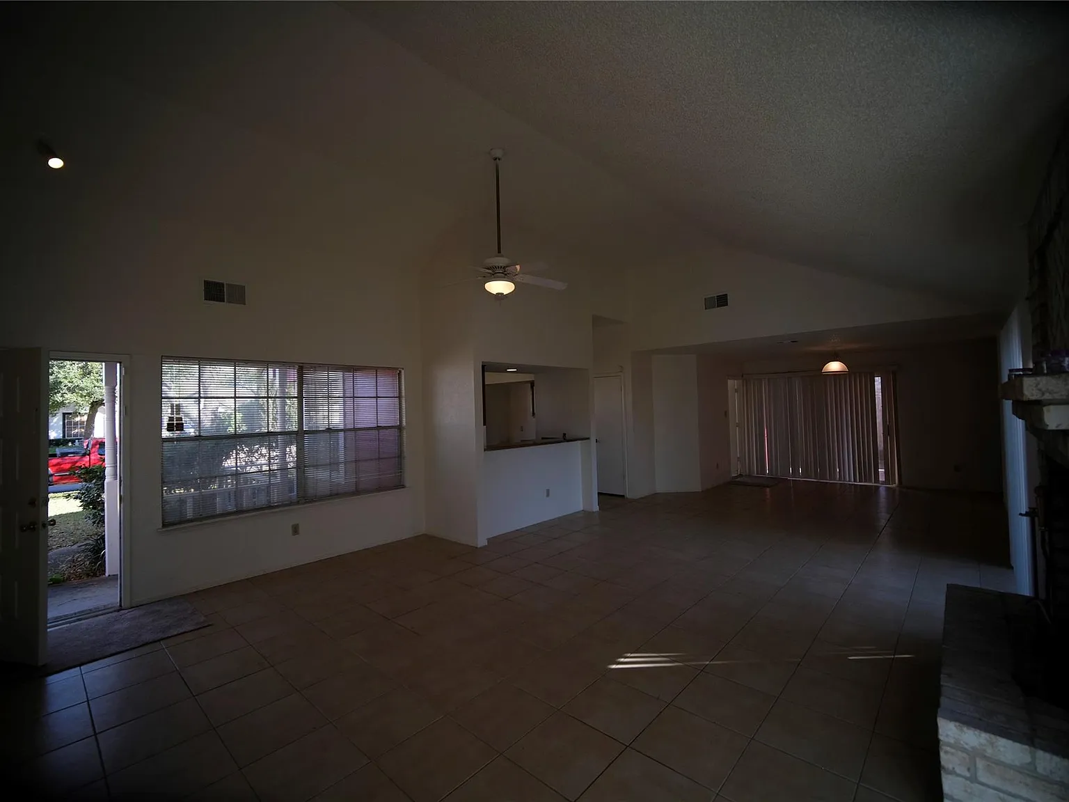 3 bed, 2.0 bath, 1628 sqft, $2,000 — Photo 3
