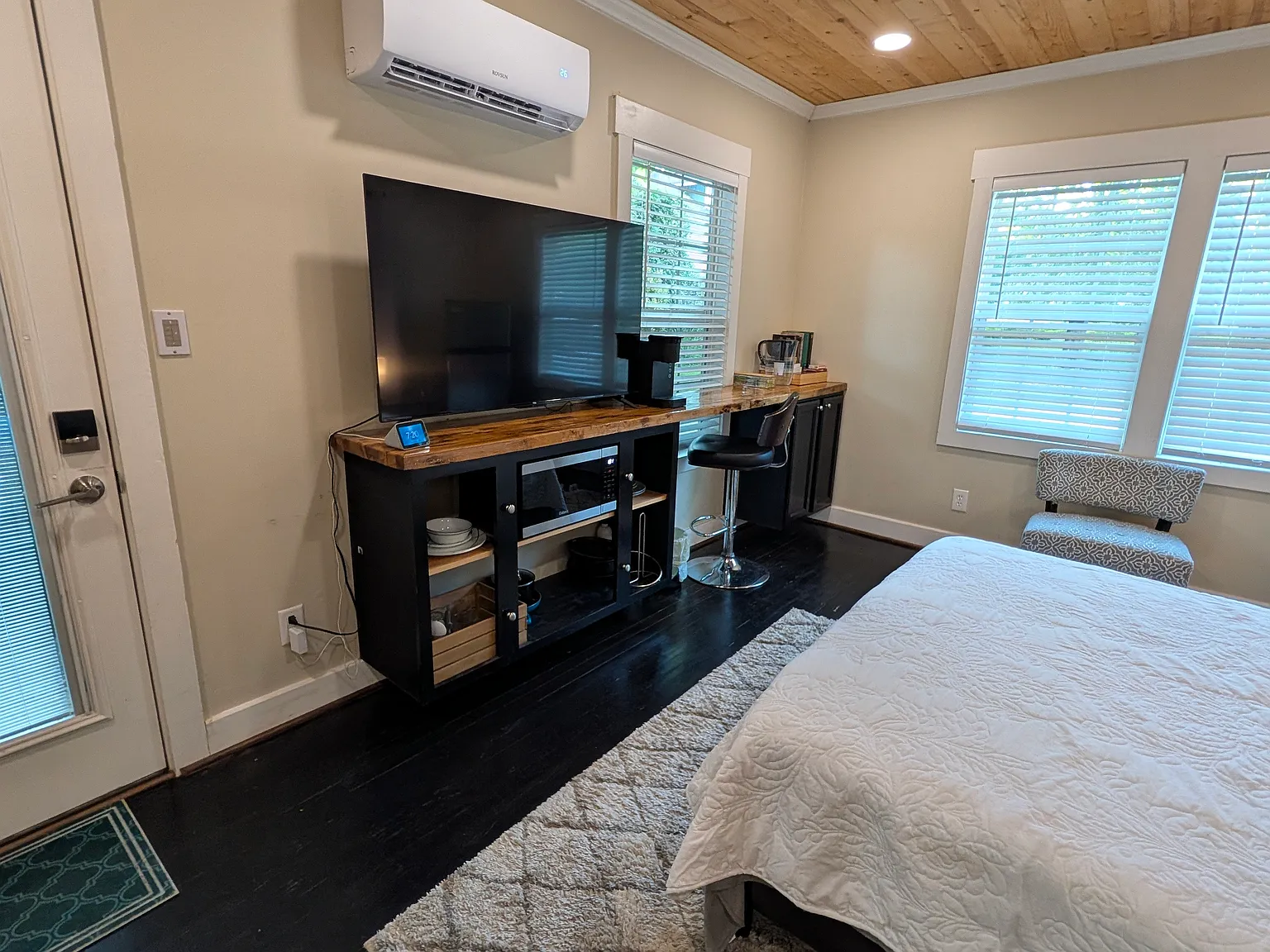 Studio, 360 sqft, $1,600 — Photo 3