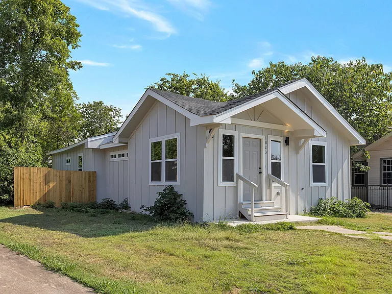 1023 Strickland St — Photo 2