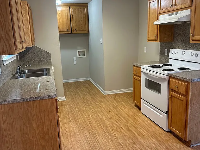 905 Calumet St — Photo 2