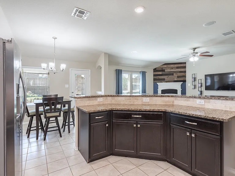 912 Lake Cypress Ln — Photo 17