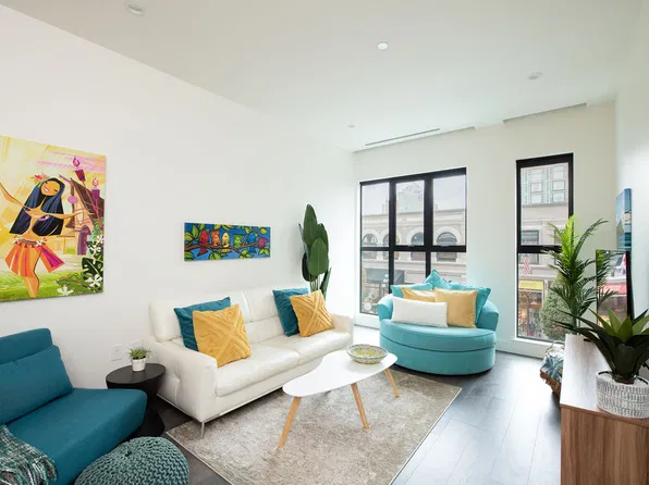 888 Government St #205, Victoria, BC V8W 1Z3
