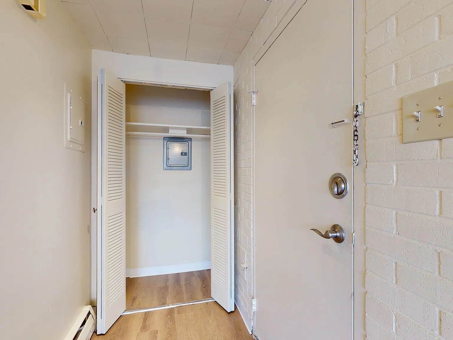 2 bed, 770 sqft, $1,350 — Photo 3