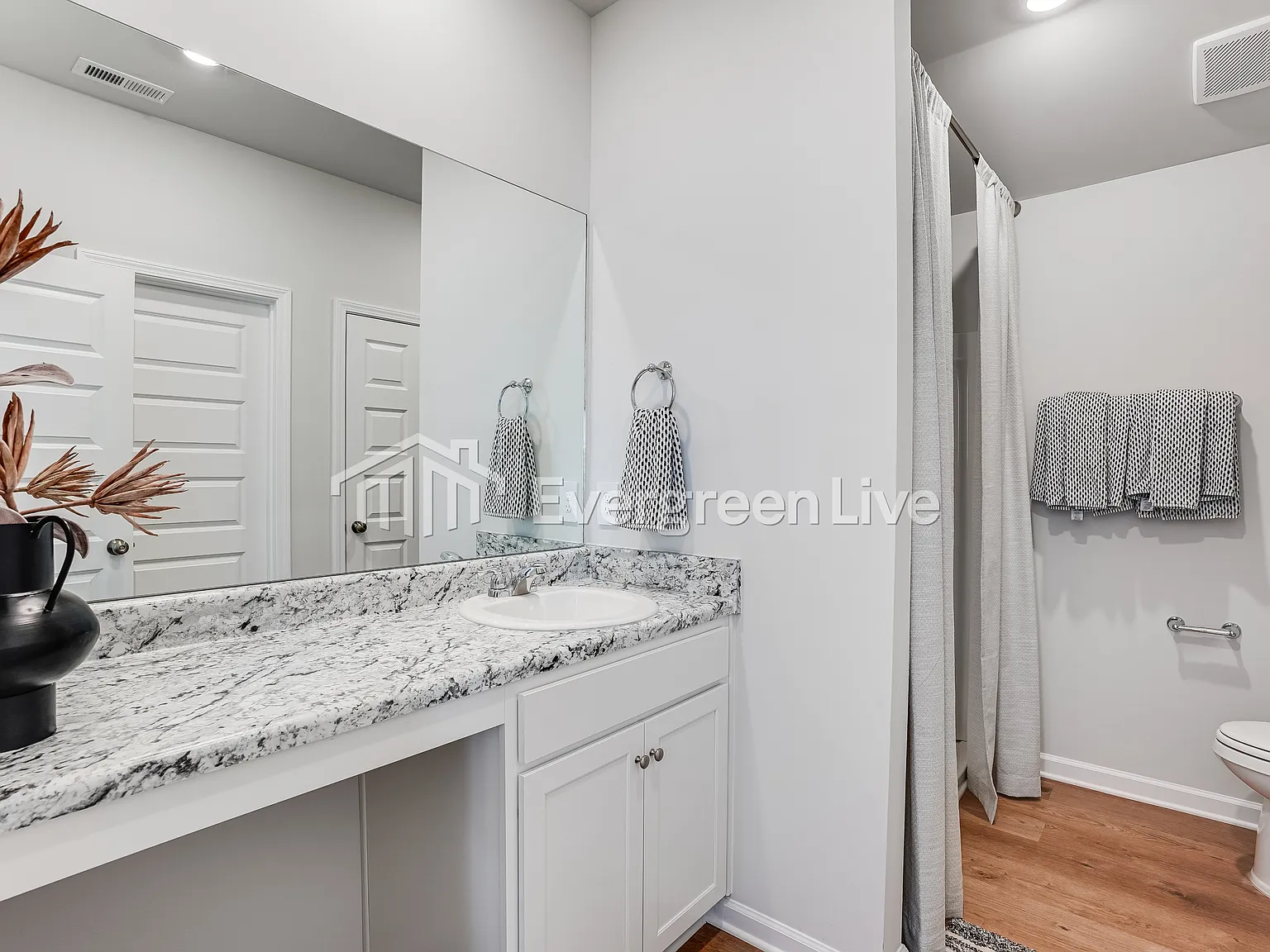 3 bed, 2.0 bath, 1248 sqft, $1,660 — Photo 3
