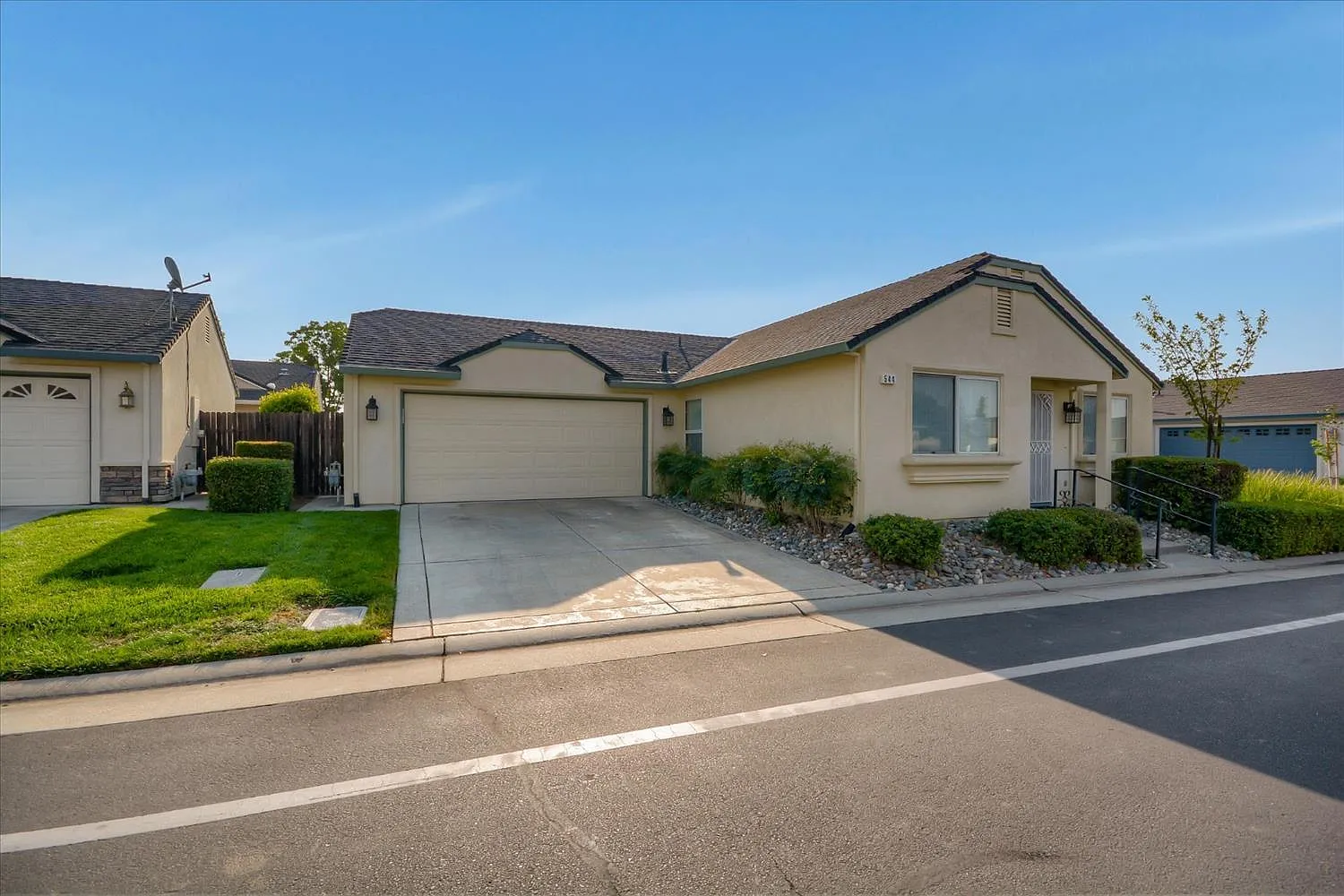 544 Village Dr photo 1
