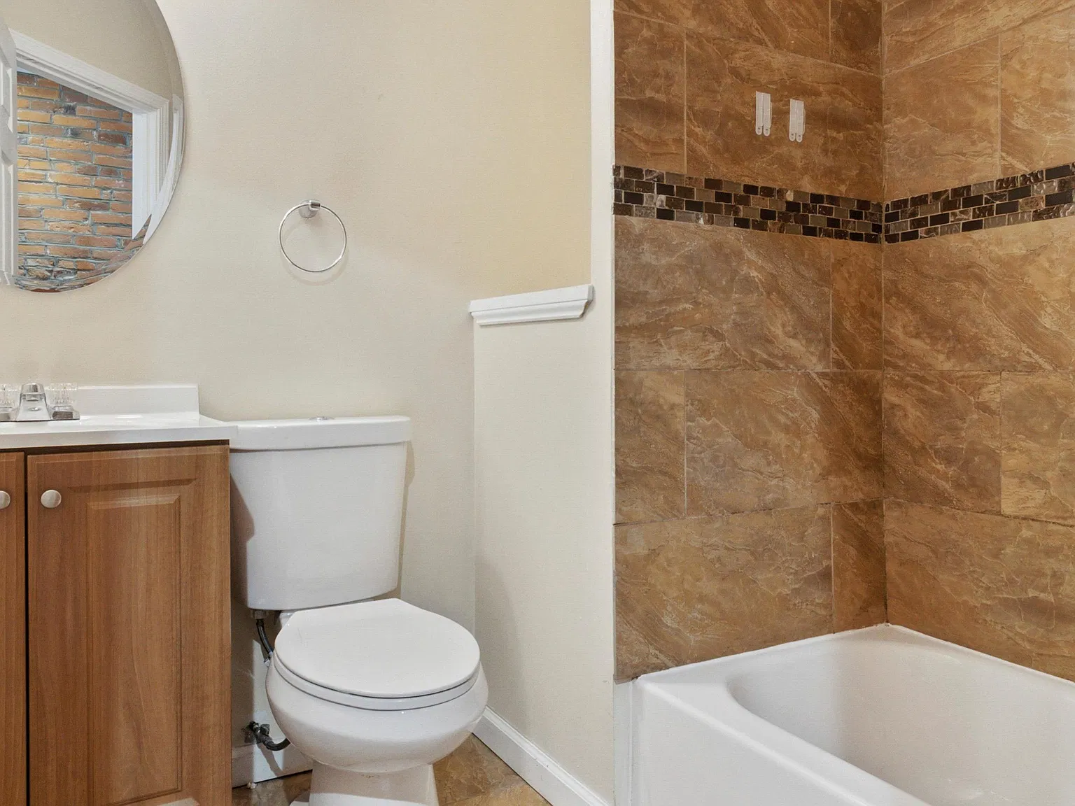 6 bed, 2.5 bath, 1619 sqft, $2,900 — Photo 3