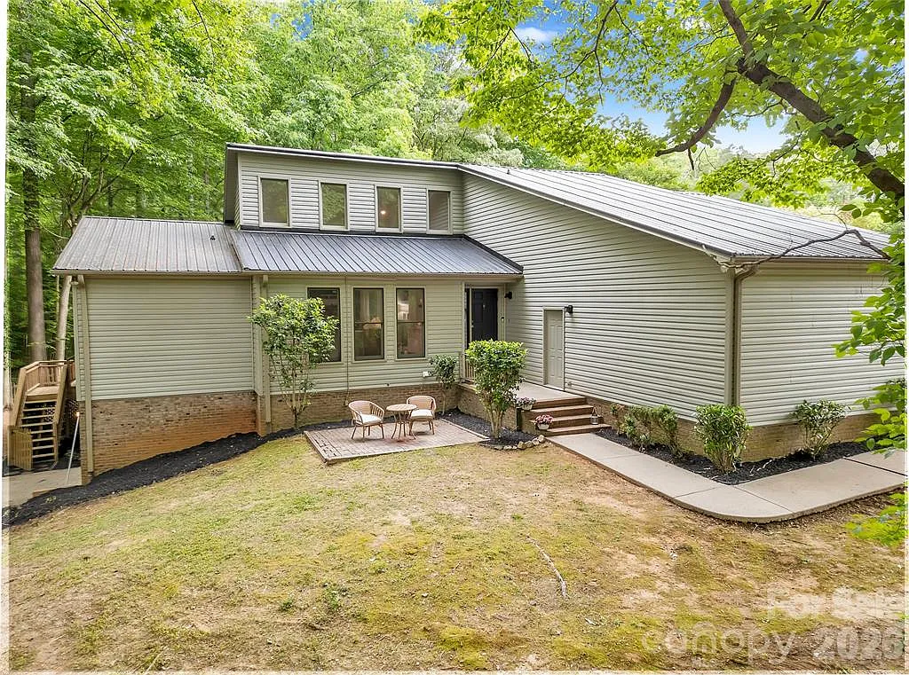 4 bed, 2333 sqft, $2,350 — Photo 1