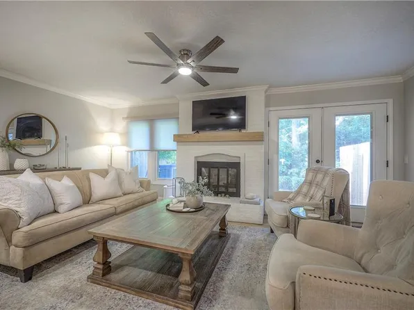 10923 W 116th Ter, Overland Park, KS 66210