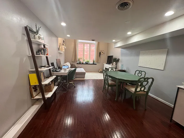 325 S Highland Ave — Photo 1