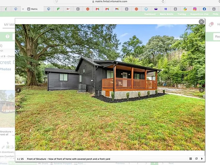 1111 Hillcrest Dr SE — Photo 1