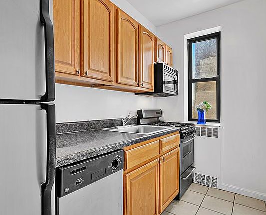 5th image of 90 Park Ter E APT 6B