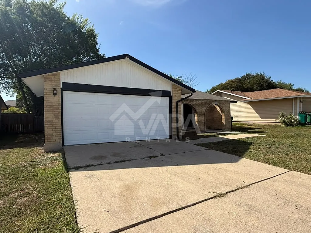 3 bed, 1350 sqft, $2,000 — Photo 2