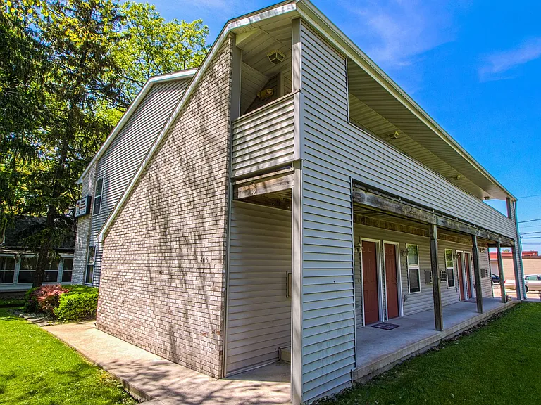 406 E Elm St — Photo 8