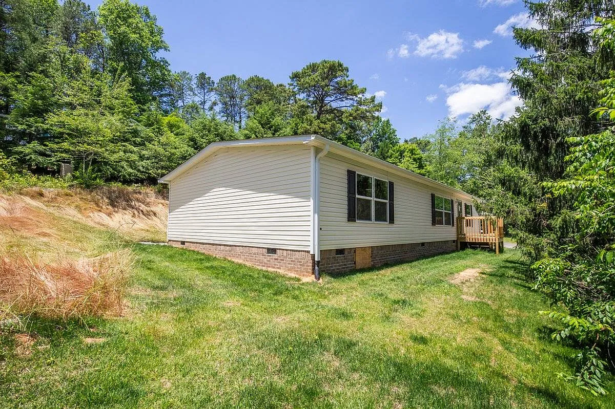 3 bed, 2.0 bath, 1512 sqft, $2,199 — Photo 2