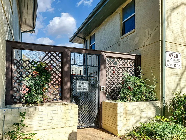 Upgraded Apartments In Arlington Heights! — Photo 4