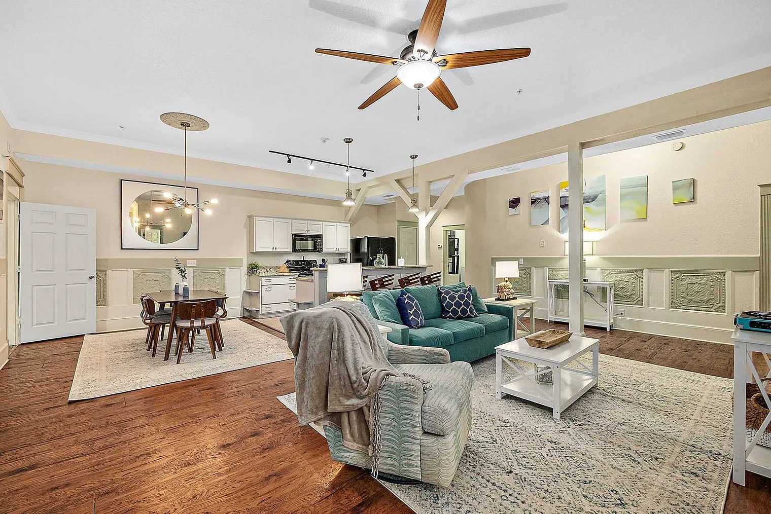 3 bed, 2.0 bath, 2292 sqft, $2,980 — Photo 4
