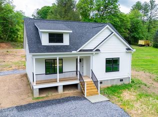 24 Queen Annes Dr, Tuckasegee, NC 28783