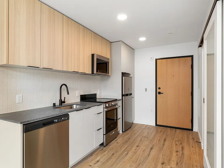 CHRONICLE: Stylish Wallingford Studios with Full Appliance Package & Premium Amenities — Photo 9