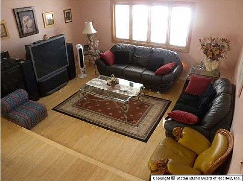 MINT CONDITION MOVE RIGHT IN ALL YOU NEED IS PAINT,BAMBOO FLOORS,NEW PELLAWINDOW