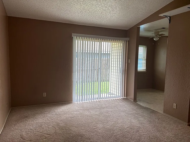 2212 Silverhill Dr — Photo 4