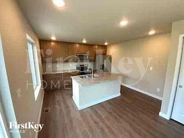 3 bed, 2.5 bath, 1562 sqft, $2,540 — Photo 3