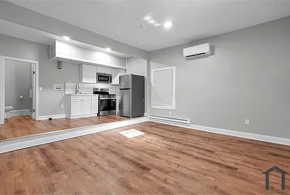 558 E Whittier St — Photo 7