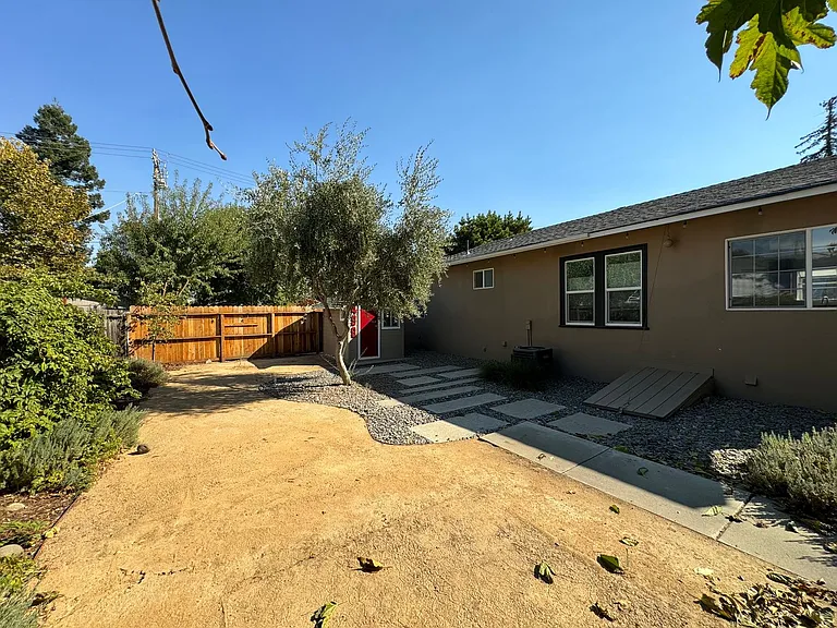 498 Johnston St — Photo 31