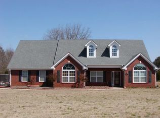 101 Natures Pointe Dr, Hampton, GA 30228